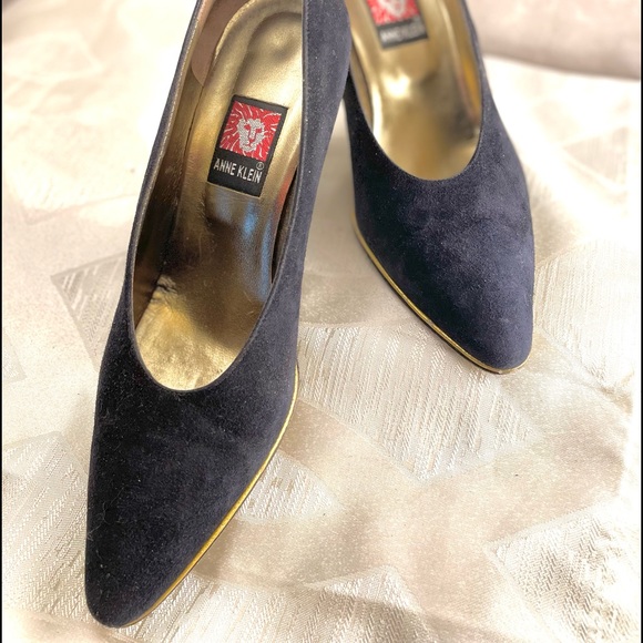👠 Anne Klein Black Suede 3 inch pumps, Size 7M - Picture 1 of 4